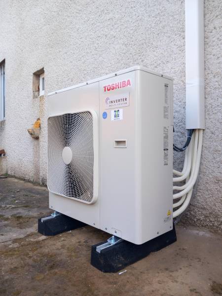 mise en service de deux systèmes de climatisation tri-split et mono split  de marque TOSHIBA chez un particulier dans le beaujolais proche de villefranche sur Saône