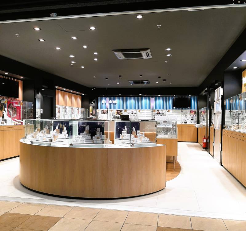 Mise en service de l'installation de climatisation DRV Hitachi dans une bijouterie située à l'intérieur d'un centre commercial à Chambéry