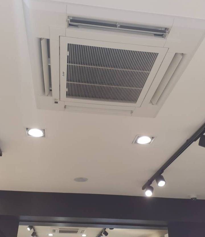 L’unité cassette, discrètement intégrée au plafond, est idéale pour les espaces professionnels et commerciaux, offrant à la fois performance et esthétisme.