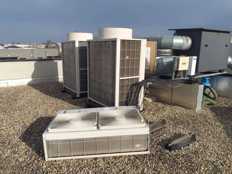 Ne laissez pas un groupe de climatisation tombé au sol sans attention