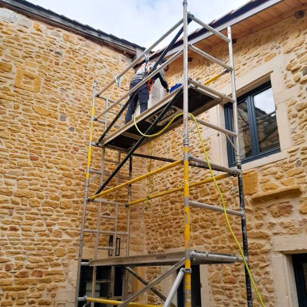 Solutions sécurisées pour l'accès aux groupes de climatisation en hauteur