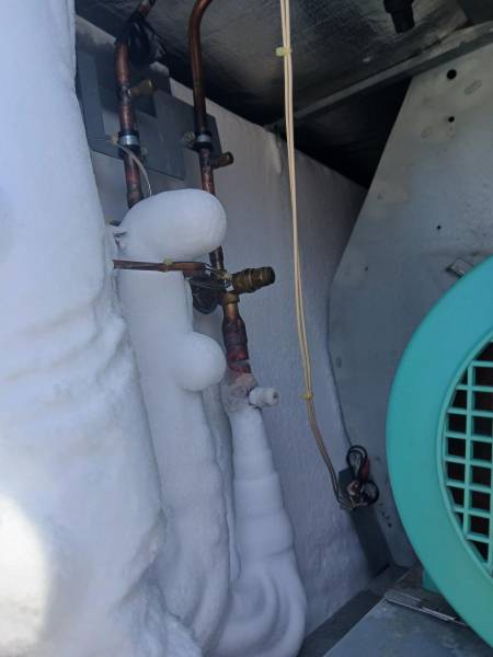 Groupe extérieur TRANE présentant une prise en glace liée à un dysfonctionnement du moteur ventilateur.