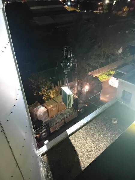 Coordination entre techniciens et grutier pour une pose sécurisée des unités.