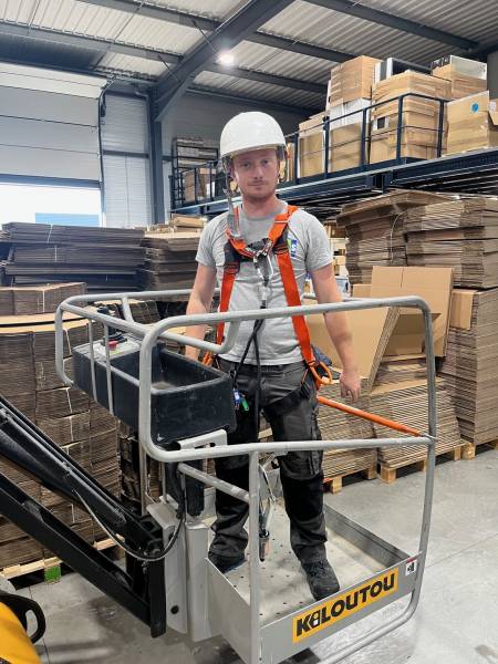 Utilisation sécurisée de nacelles élévatrices pour l’entretien en hauteur dans les magasins, entrepôts et centres commerciaux