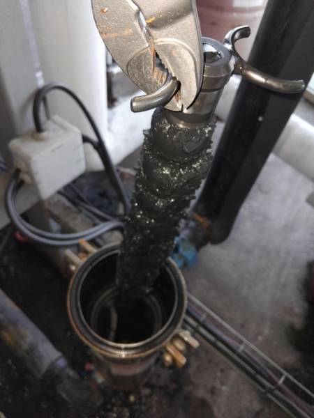 Contrôle du filtre à boue lors d’une visite d’entretien professionnelle