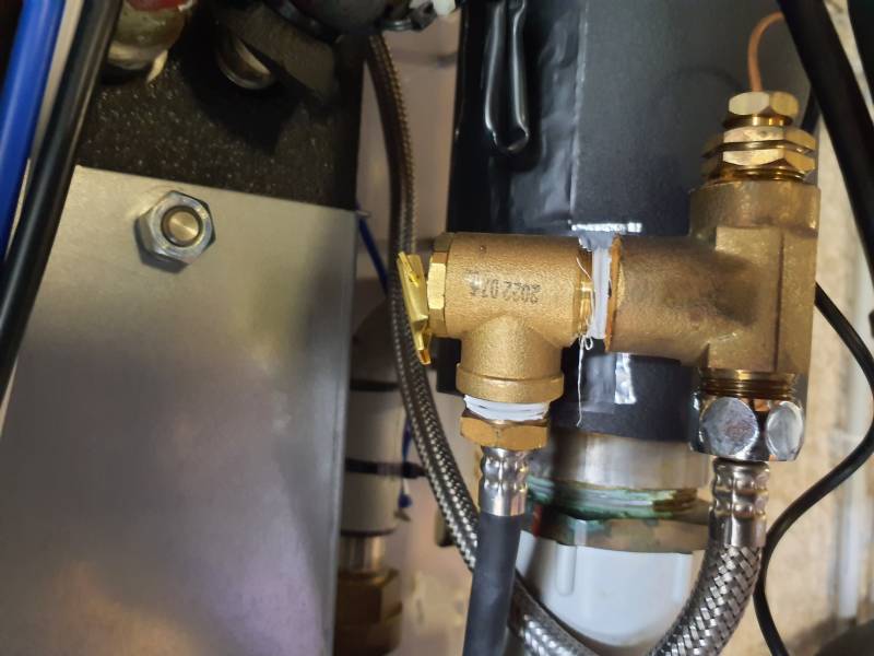 Comment Remplacer la Soupape de Sécurité d’une Pompe à Chaleur LG à Lyon