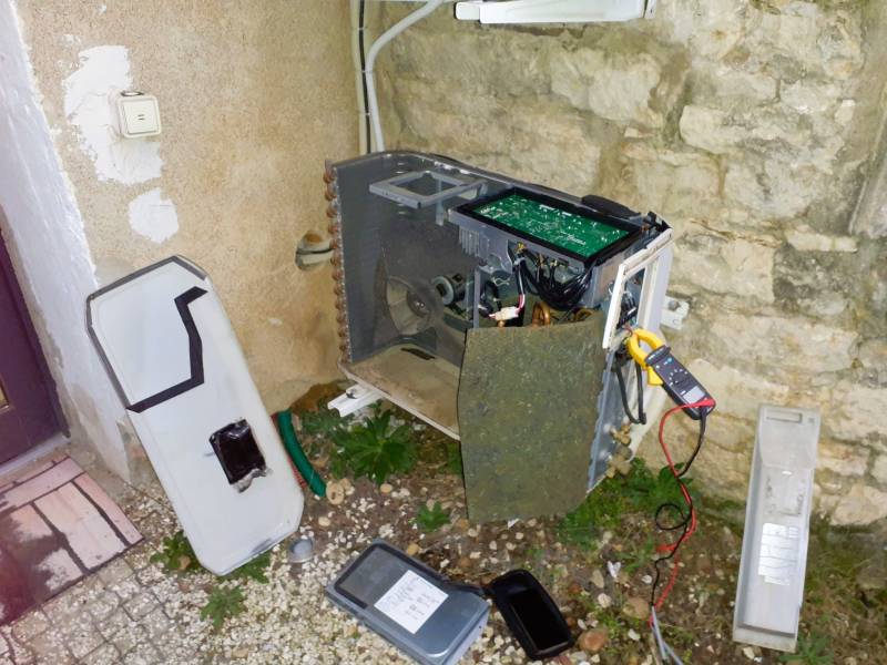 Remplacement d'une carte électronique pour un système de climatisation Atlantic à Reyrieux (01)