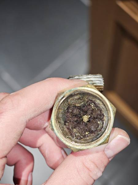 Calcite sur réseau d'eau d'un ballon thermodynamique à Villefranche sur Saône