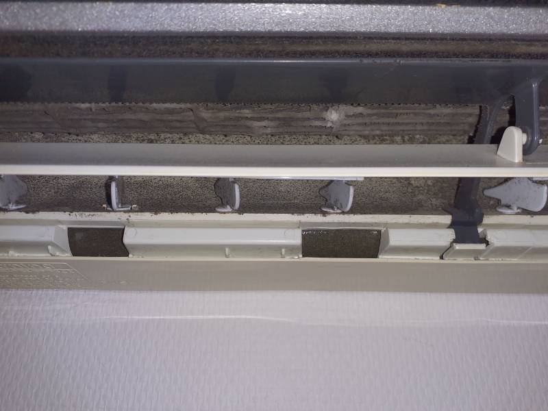 Technicien en action nettoyage climatisation mono split Genas