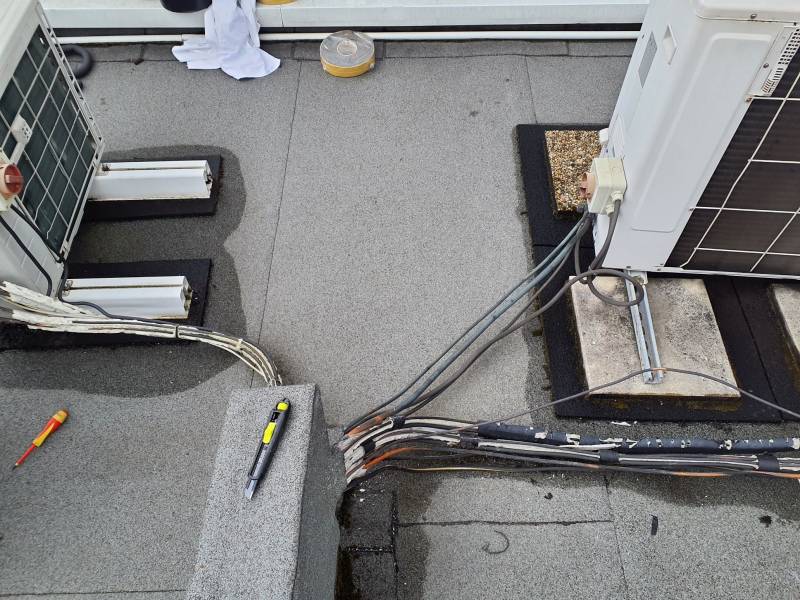 Repise isolant groupe en toiture à Lyon