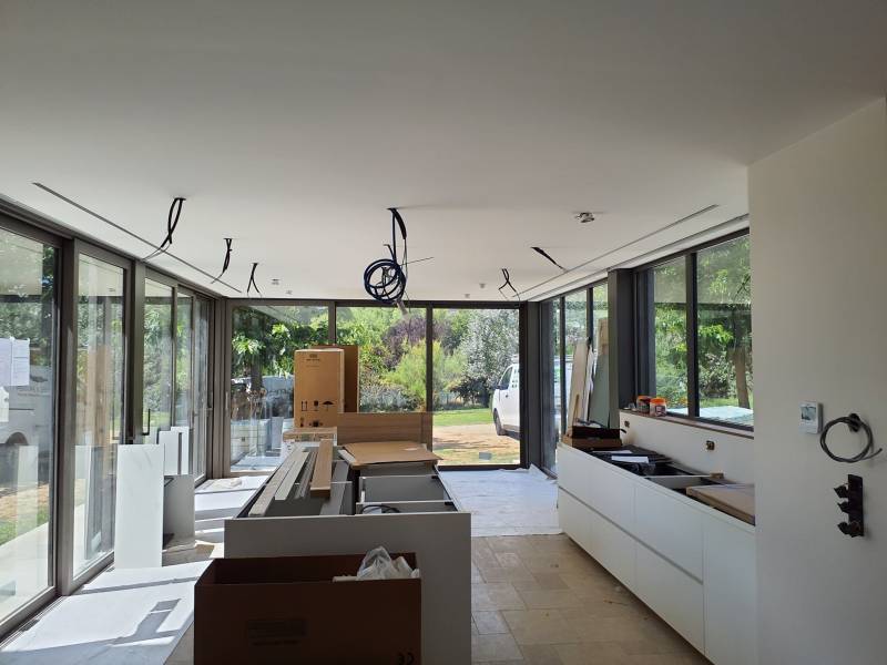 Mise en service d’un climatiseur gainable Hitachi dans une construction neuve à Chaussan, réalisée par notre équipe agréée