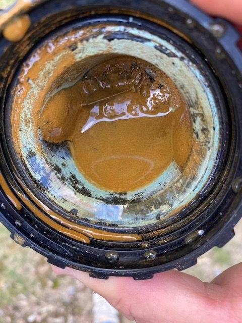 Pompe à chaleur encrassée par la boue dans le circuit de chauffage